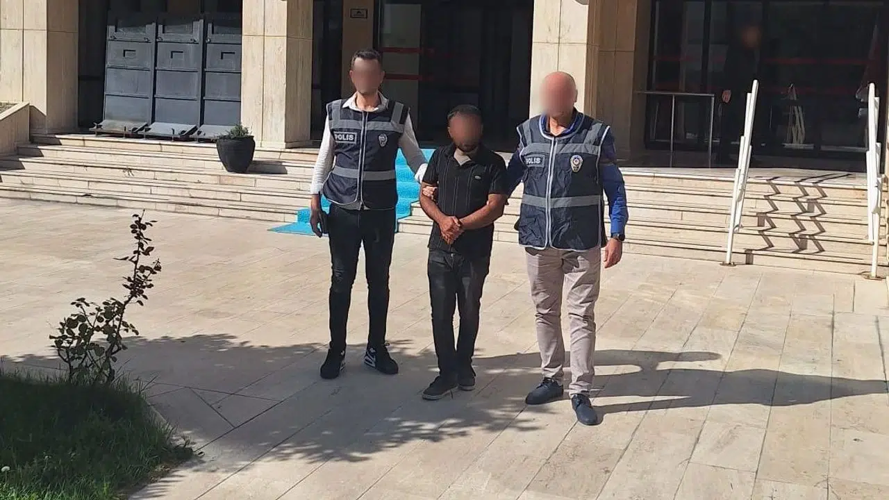Camideki sadaka kutusundan para çalan hırsız tutuklandı
