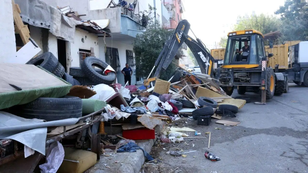 Çöp evden tonlarca atık çıktı