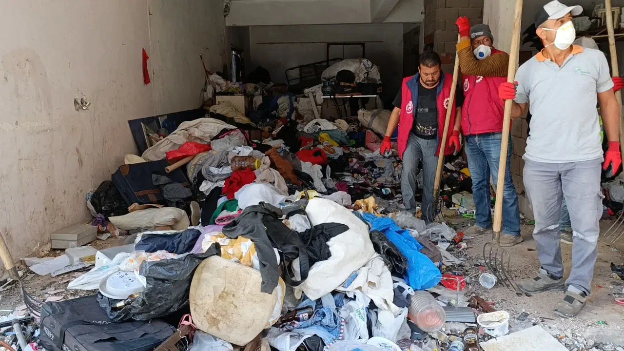 Çöp Evden Tonlarca Atık Çıkarıldı