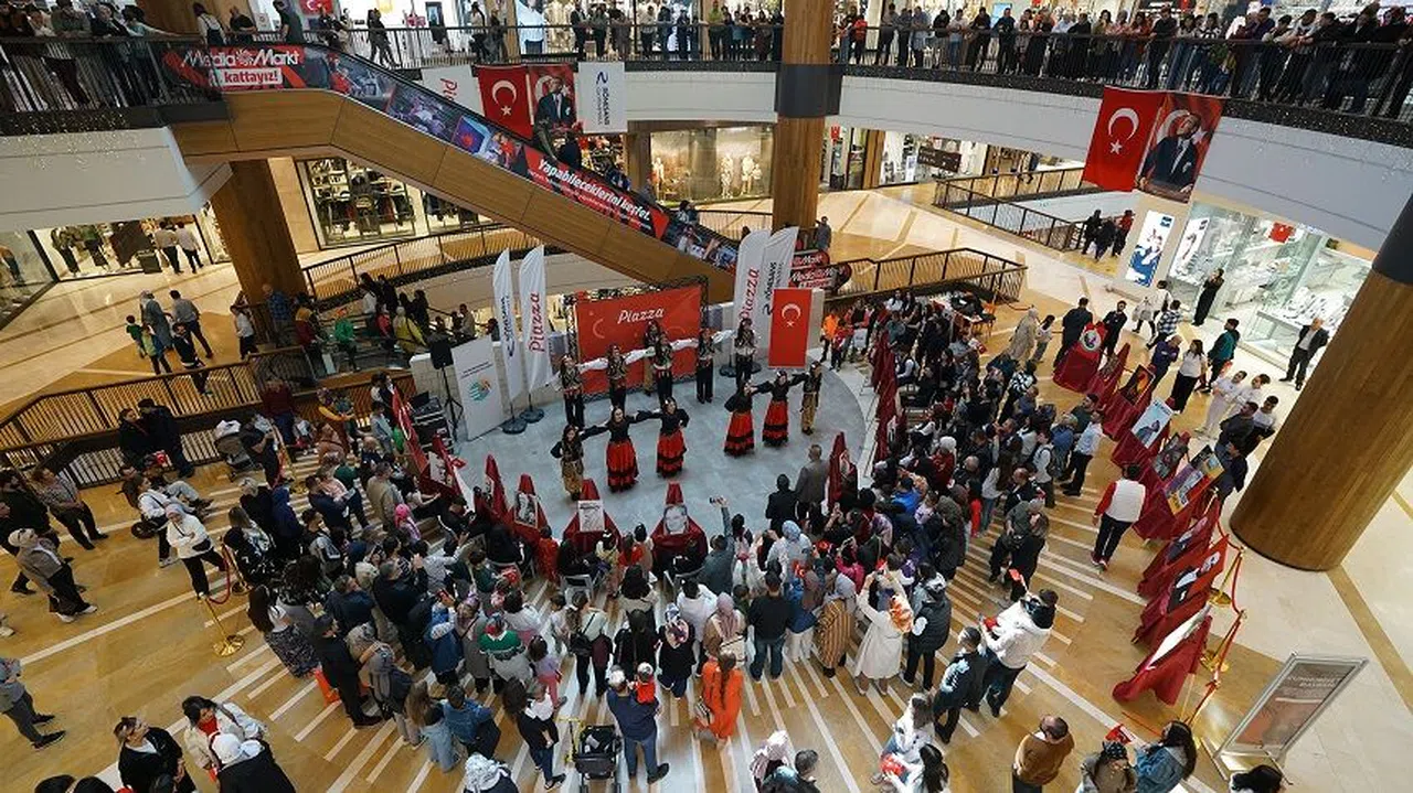Cumhuriyet Kutlamalarında Büyükşehir’in Halk Oyunları Ekibi Görsel Şölen Sundu