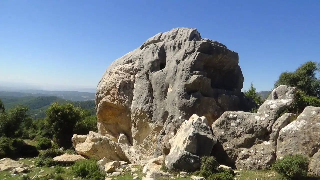 Defineciler 2 bin yıllık anıtı dinamitle patlattılar