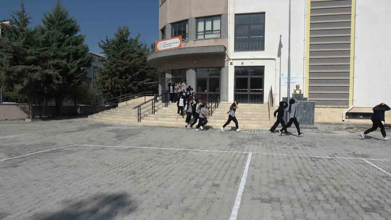 Okuldaki deprem tatbikatı gerçeği aratmadı