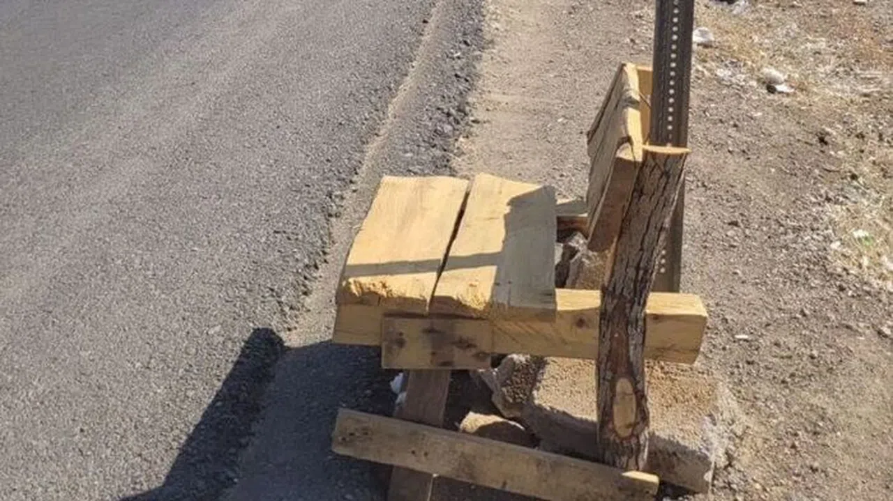 Vatandaşlar durağa ahşaptan koltuk yaptı
