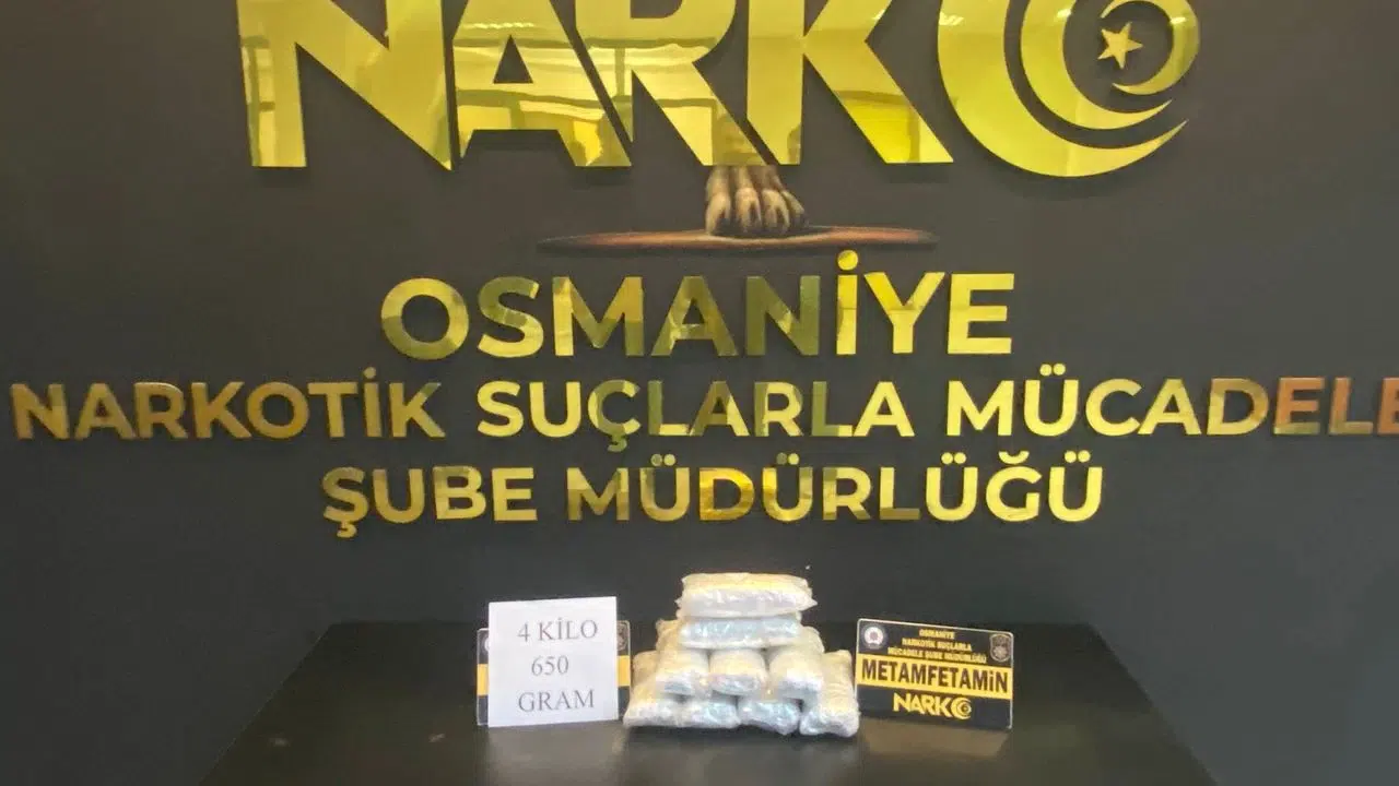 Durdurulan aracın kaputundan uyuşturucu çıktı