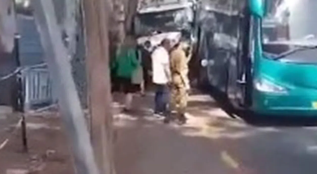 İsrail'de kamyon, askeri üs yakınlarındaki otobüs durağına daldı: 6'sı ağır 35 yaralı