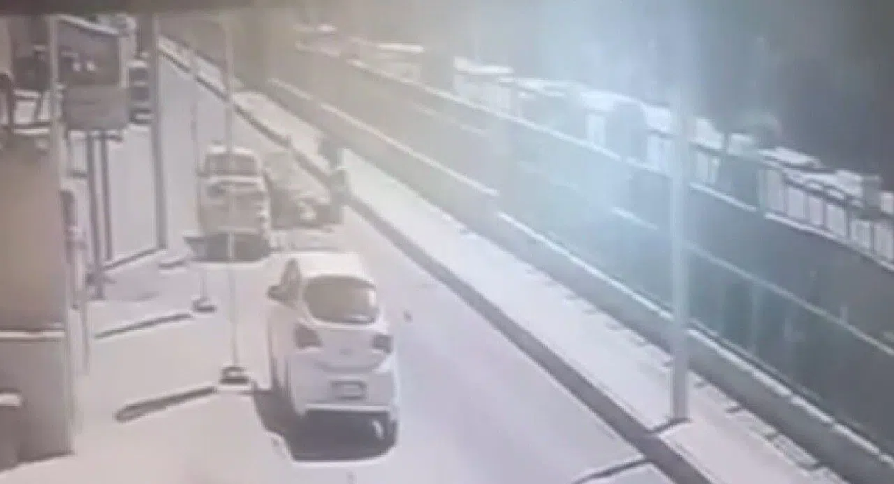 Elektrikli bisikletin sürücüsü motosikletin altında kaldı