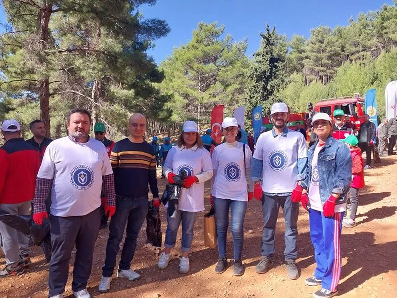 Ormanlık alanda bırakılan çöpleri temizlediler
