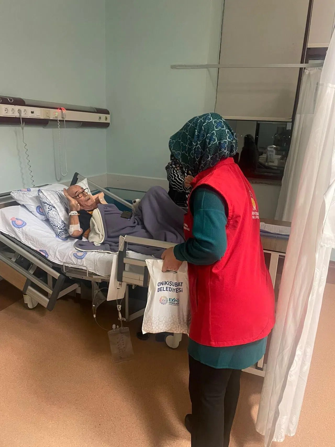 Onikişubat Belediyesi, hasta ve yakınlarına moral oldu