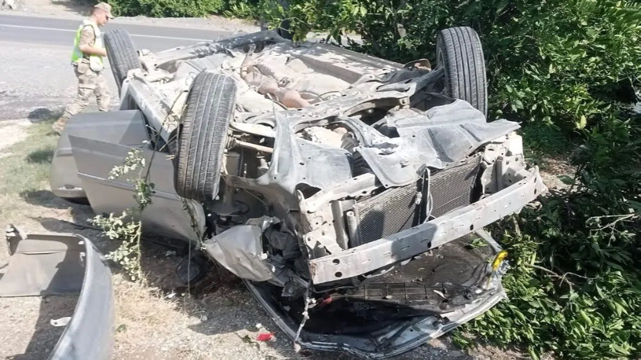 Otomobil takla atarak narenciye bahçesine uçtu