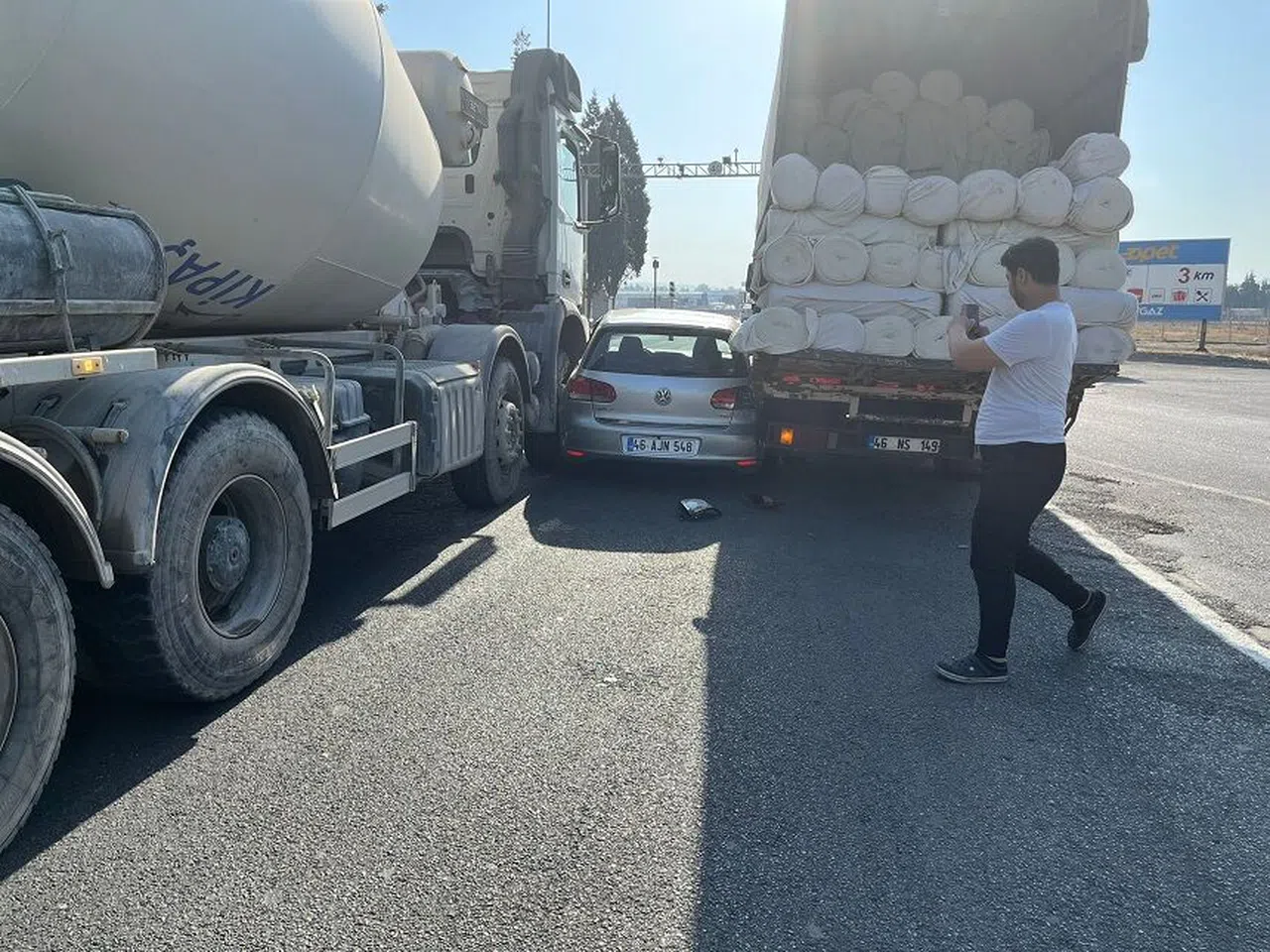 Kahramanmaraş’ta Otomobil, kamyon ve iş makinası arasında sıkıştı