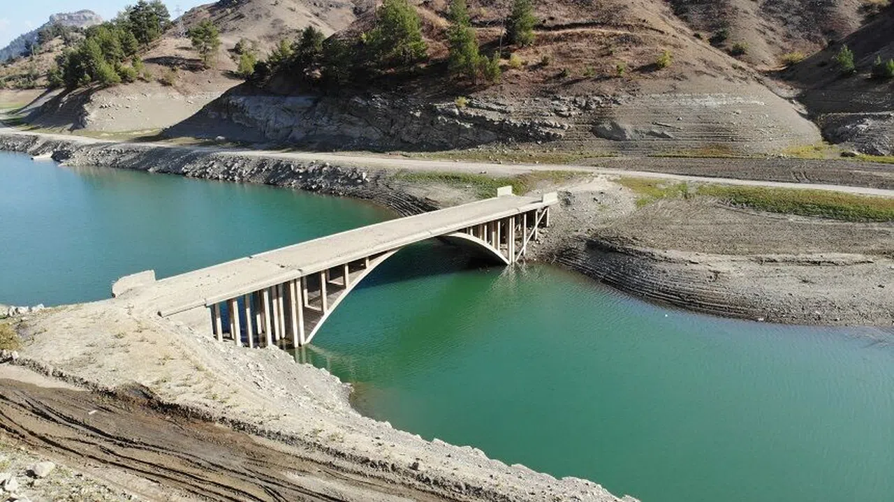 Kahramanmaraş’ta Su çekilince mezarlık gün yüzüne çıktı
