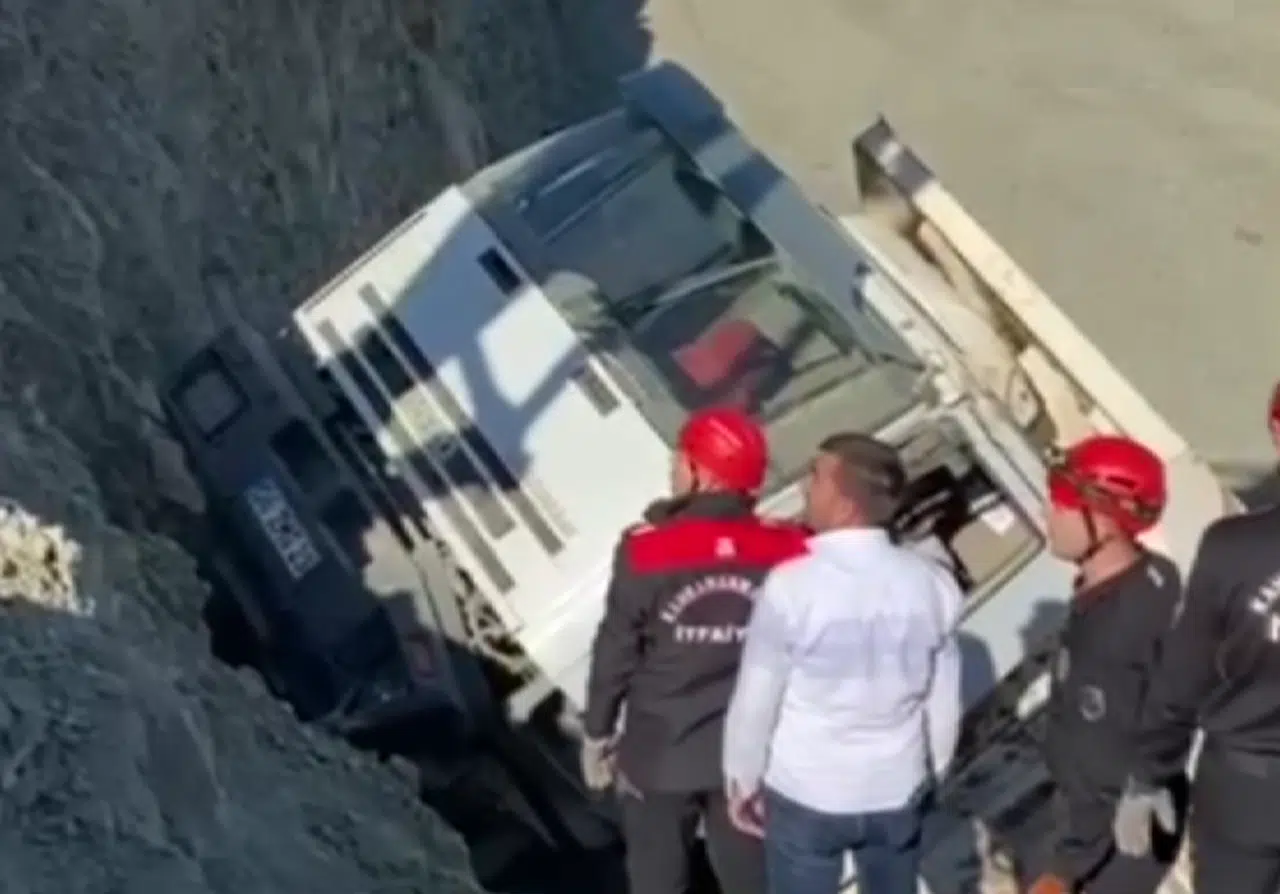 Kahramanmaraş’ta yaralı iş makinesinin kepçesiyle taşındı