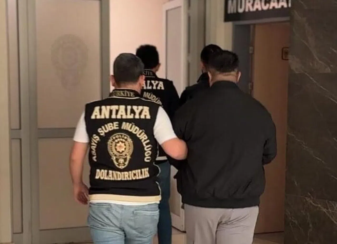 Kendilerini polis olarak tanıtan dolandırıcılar suçüstü yakalandı