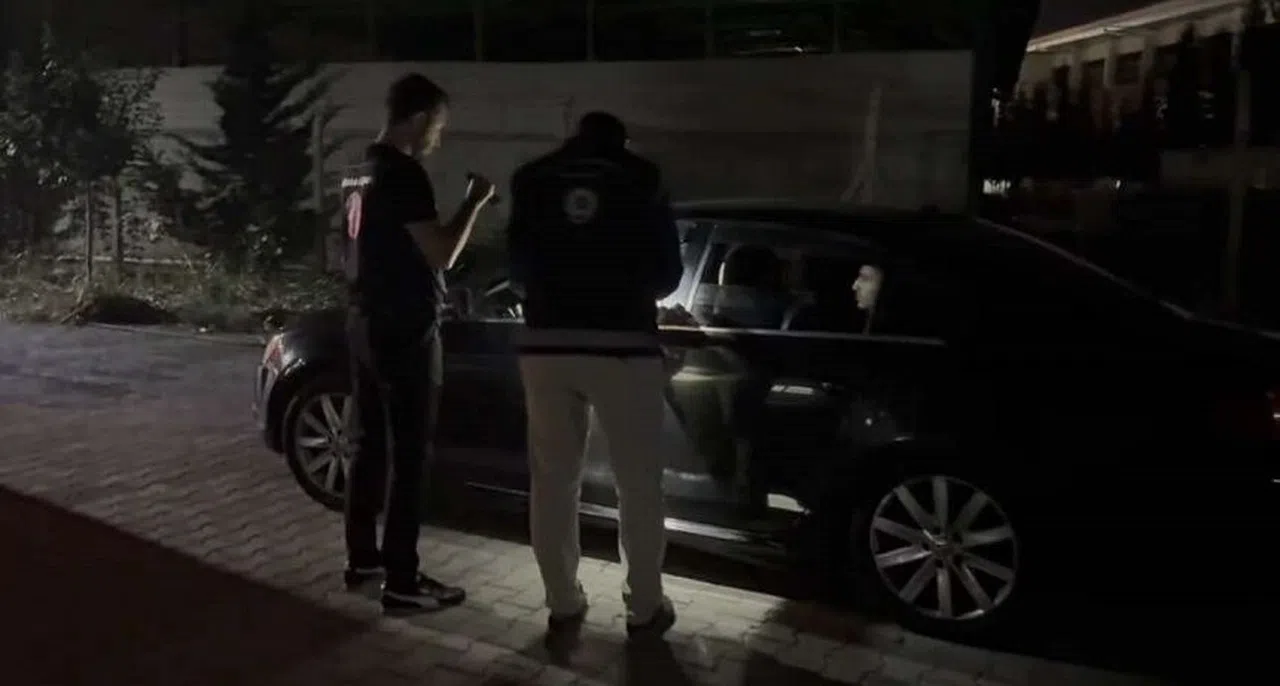 Lüks otomobilde 4 göçmen yakalandı, 1 kişi tutuklandı