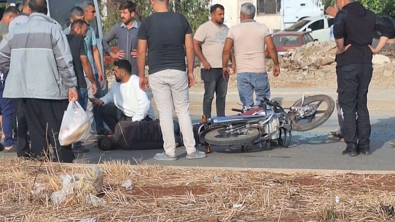 Minibüsle çarpışan motosikletin sürücüsü yaralandı