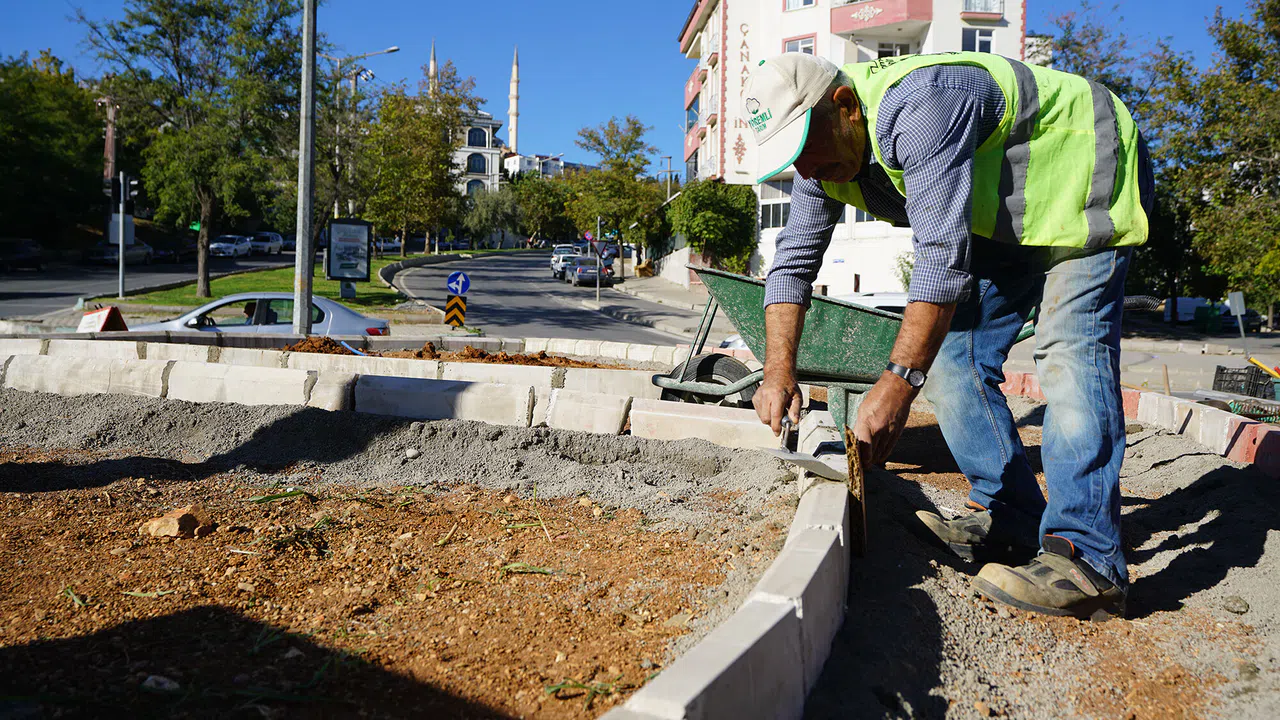 Büyükşehir, Refüj ve Kavşakları Bir Bir Yeniliyor