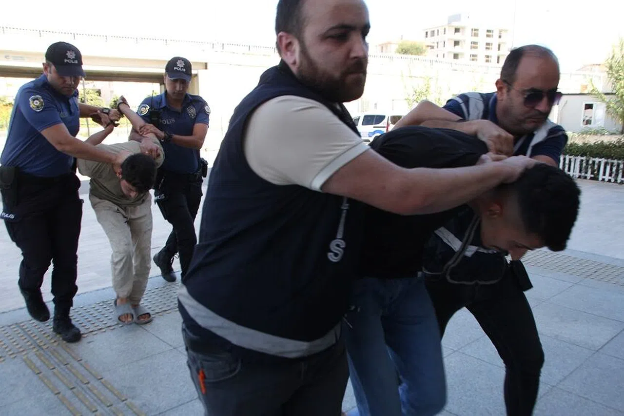 Polise silahlı saldırının zanlıları adliyeye çıkarıldı