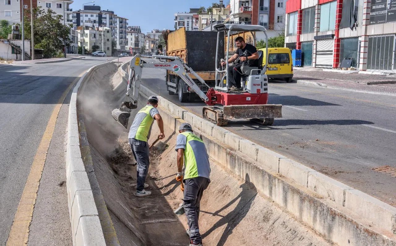 Su taşkını riskine karşı Kepez'de kanallar temizleniyor
