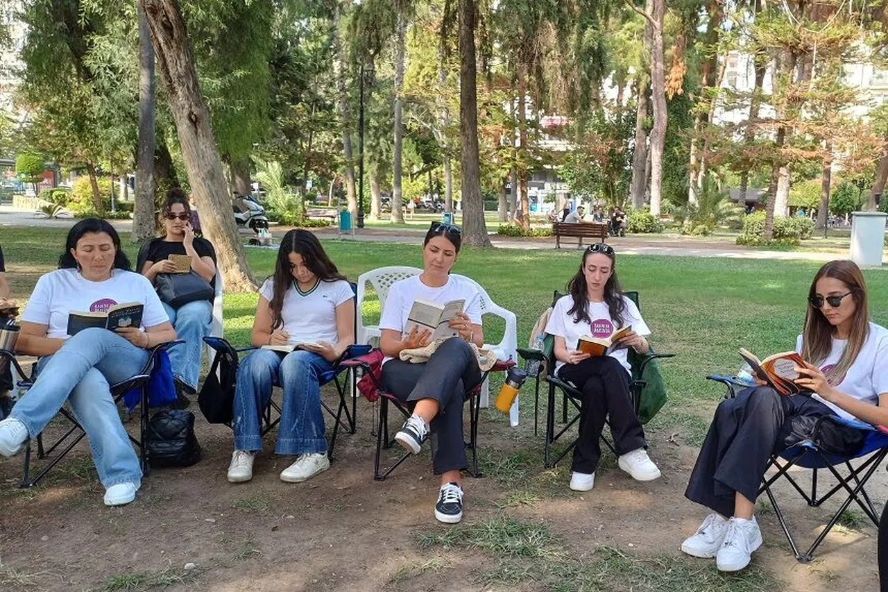 Teknoloji bağımlılığına dikkat çekmek için parkta kitap okudular