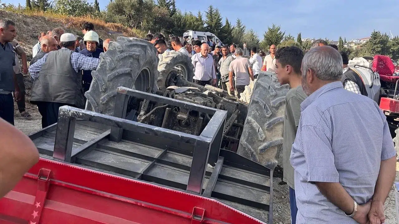 Traktör devrildi: 4 yaralı