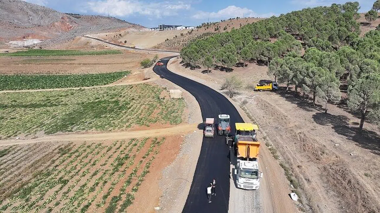 Büyükşehir Türkoğlu’nda Asfalt Çalışmalarını Sürdürüyor