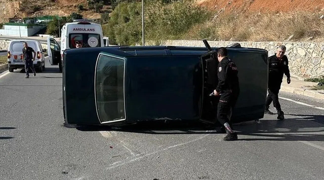Sürücü hakimiyetini kaybetti, otomobil yan yattı
