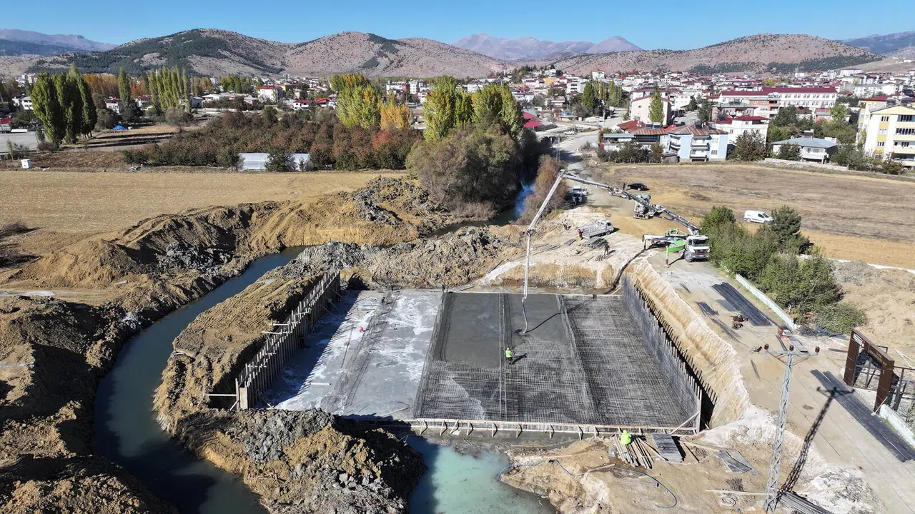 Büyükşehir Göksun’un Yeni Köprüsünde Çalışmalarını Sürdürüyor