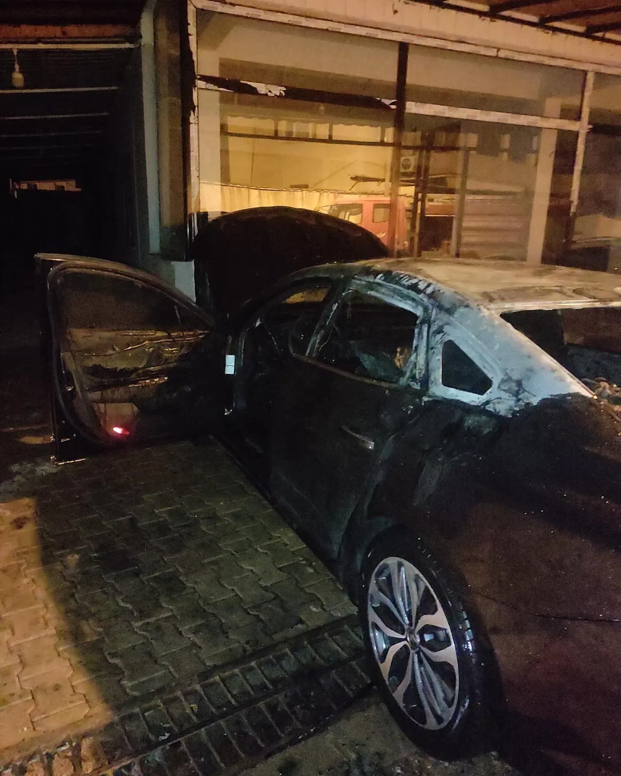Yanan araç kullanılmaz hale geldi