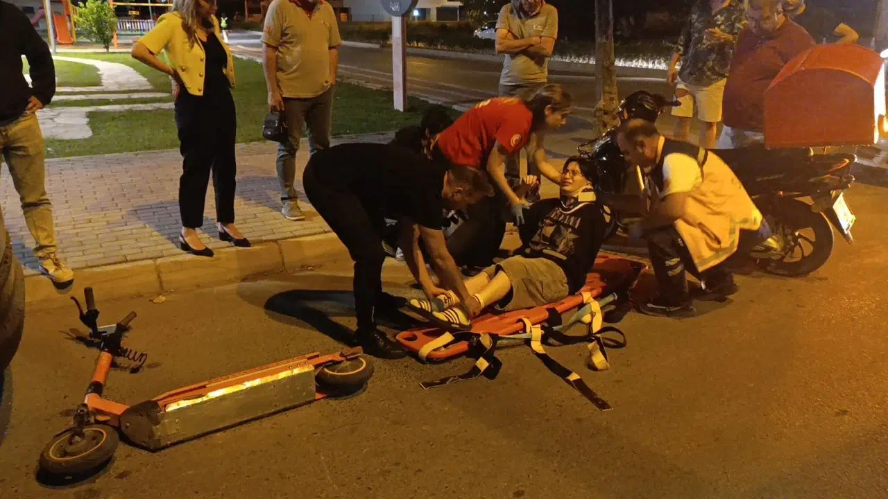 Yaya geçidinde scooter ile motosiklet çarpıştı