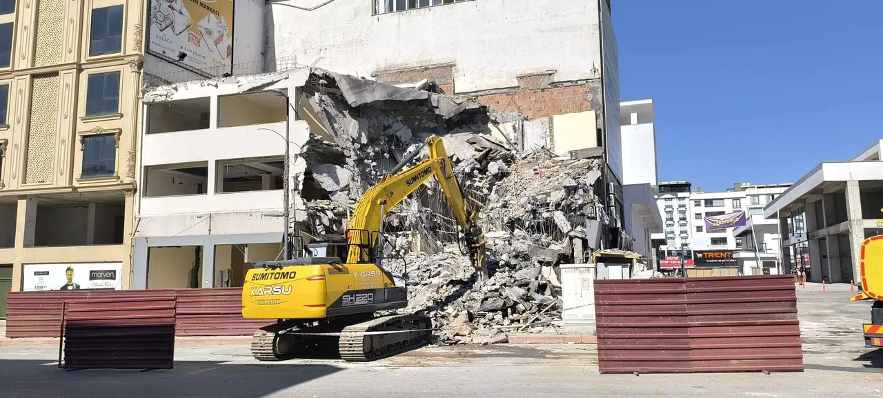 Yıkım esnasında başına moloz isabet eden işçi yaralandı
