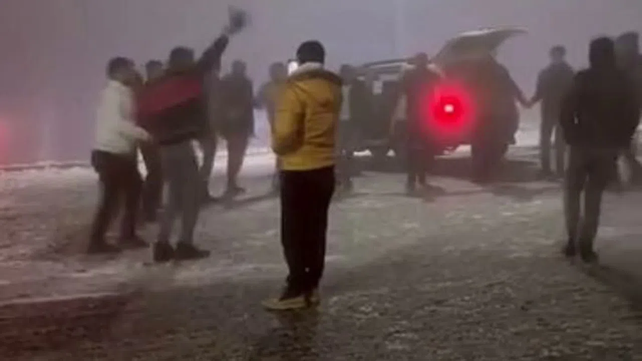 Kar Yağışı ‘Halayla’ Kutlandı