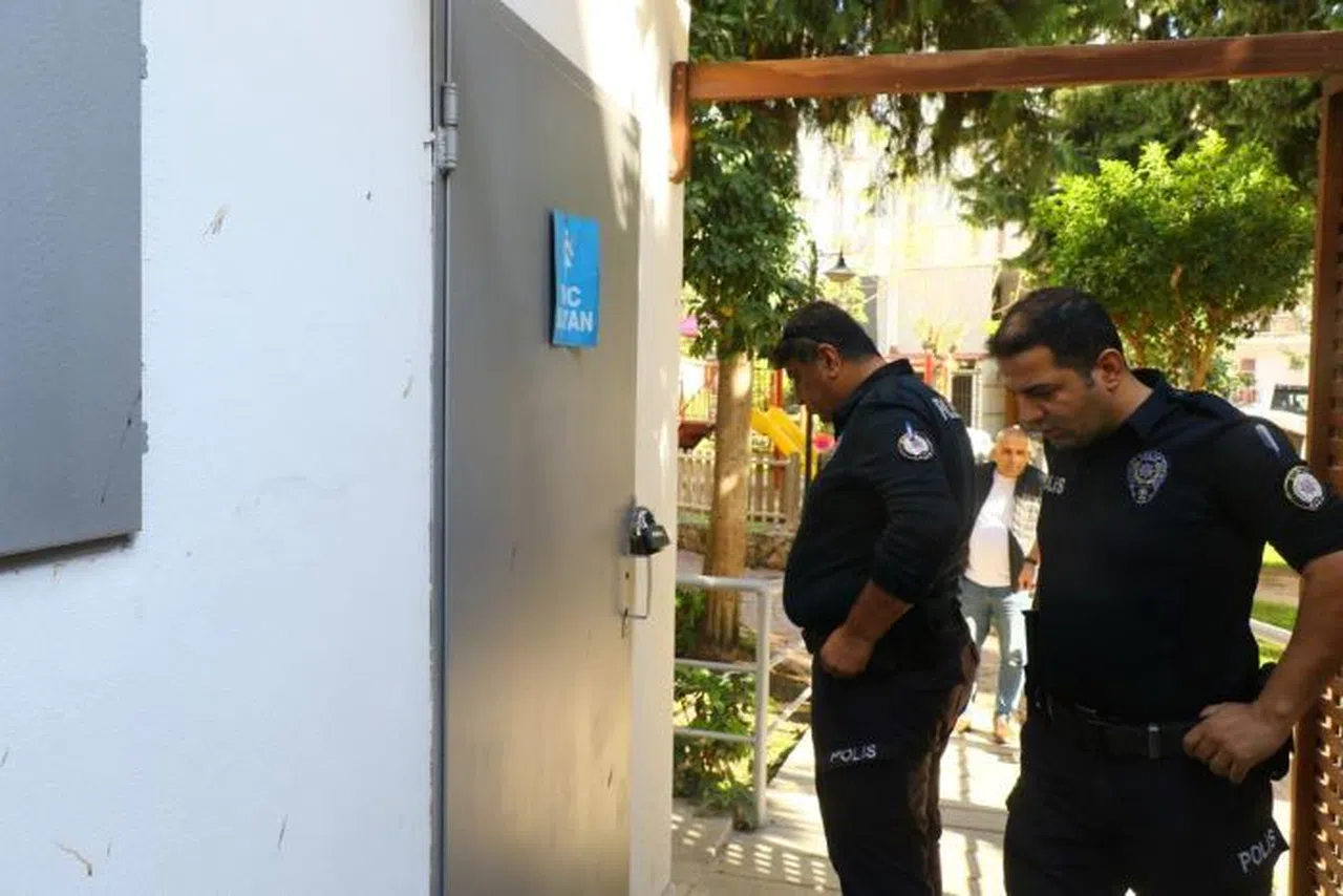 Tuvalette Çığlıklarıyla Polisi Alarma Geçirdi, Kapıyı Açınca 'Sizleri Seviyorum' Dedi