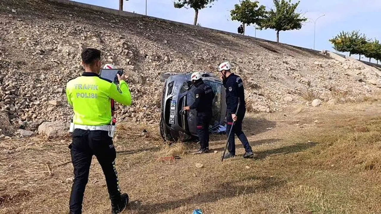 Otomobil Şarampole Devrildi: 3 Yaralı