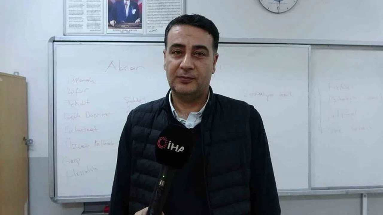 Depremlerde İki Kardeşini Kaybeden Yunus Öğretmen Adaletin Tecelli Etmesini Bekliyor