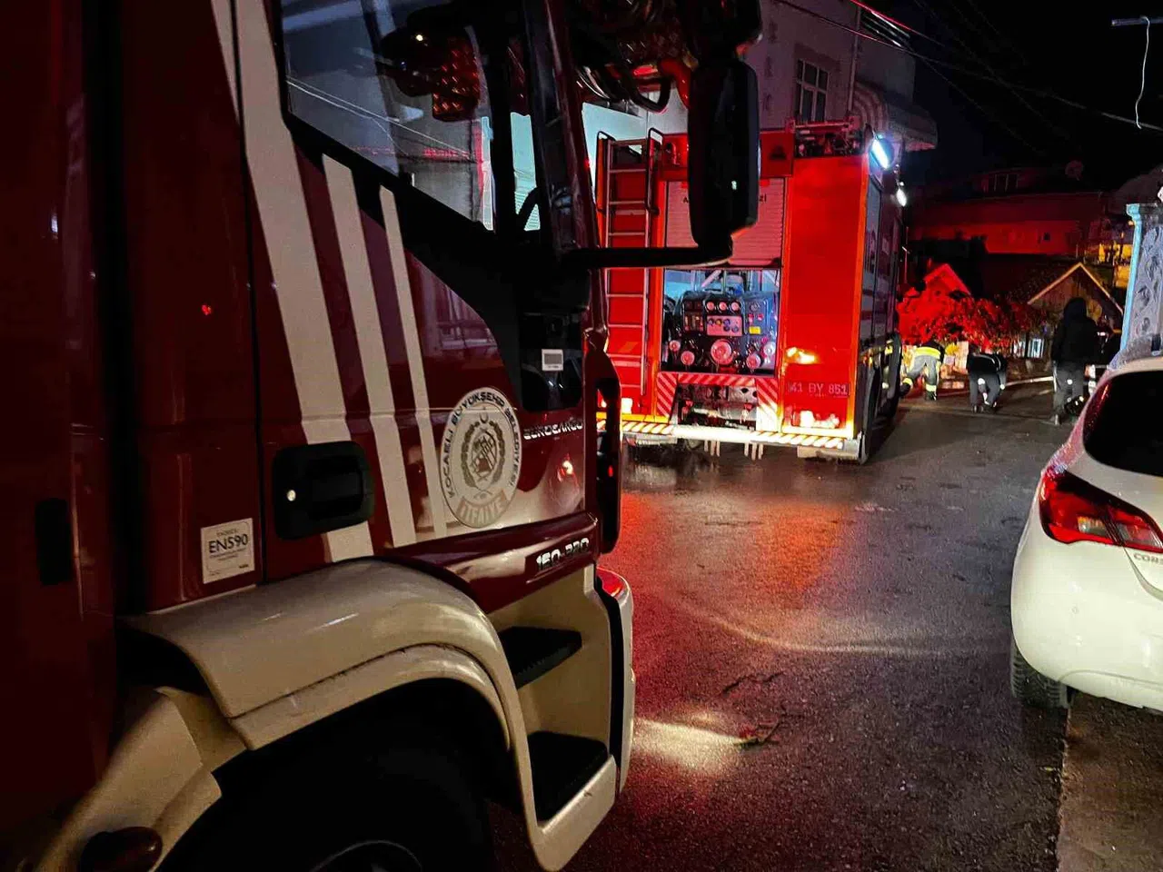 Kömür Sobası Hava Almayınca Patladı, Mahsur Kalanları İtfaiye Kurtardı