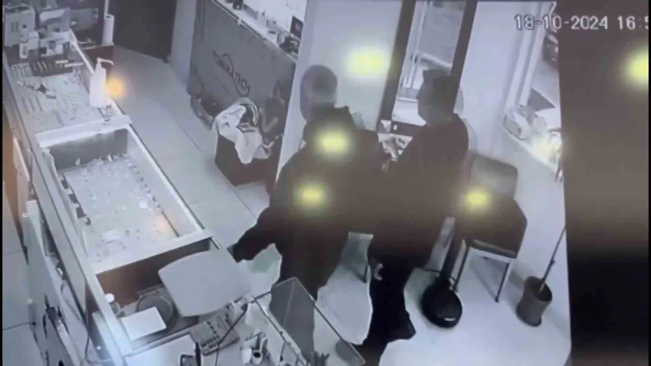 Kuyumcu Sahibini Darp Edip, Vitrindeki 2.6 Kilo Altını Çöp Poşetine Doldurdular