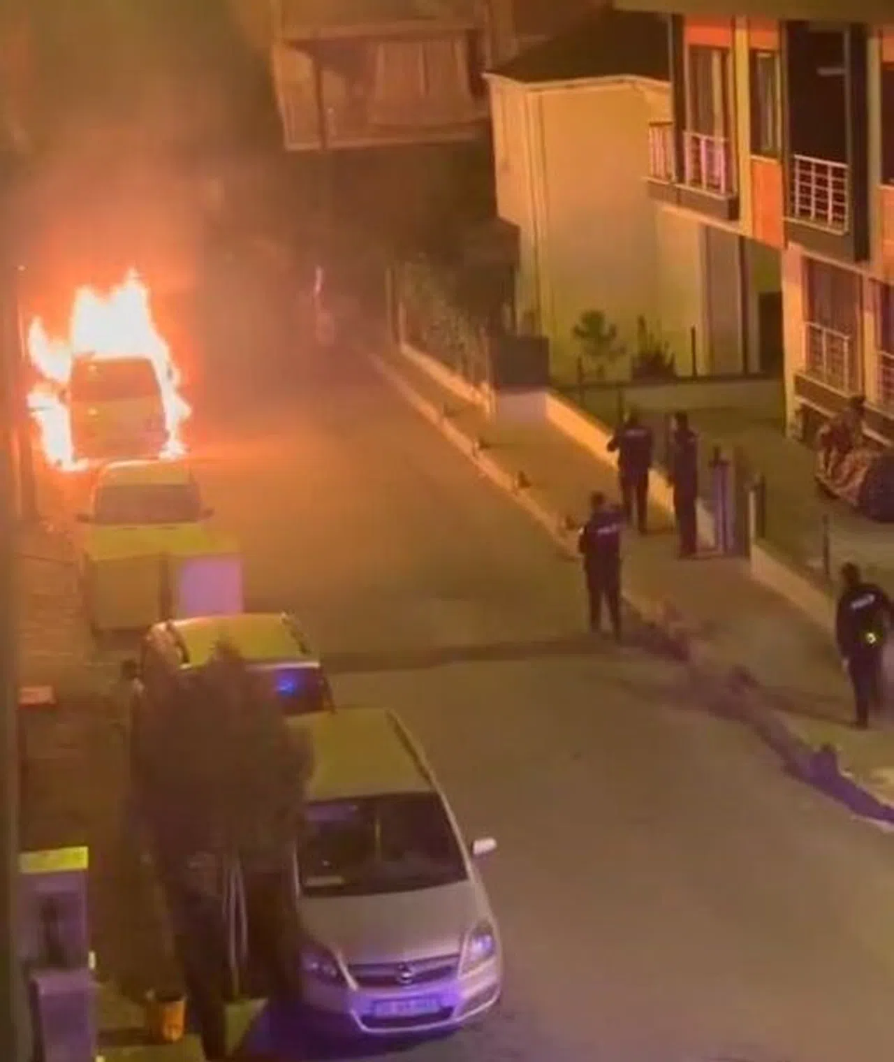 Park Halindeki Kamyonet Alev Alev Yandı