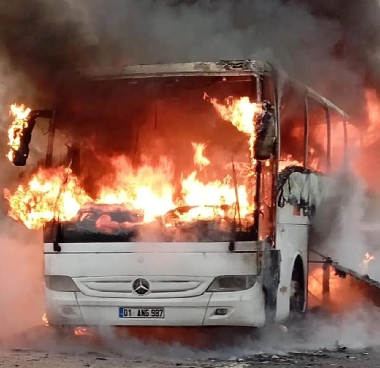 Yolcu Otobüsü Otoyolda Alev Alev Yandı