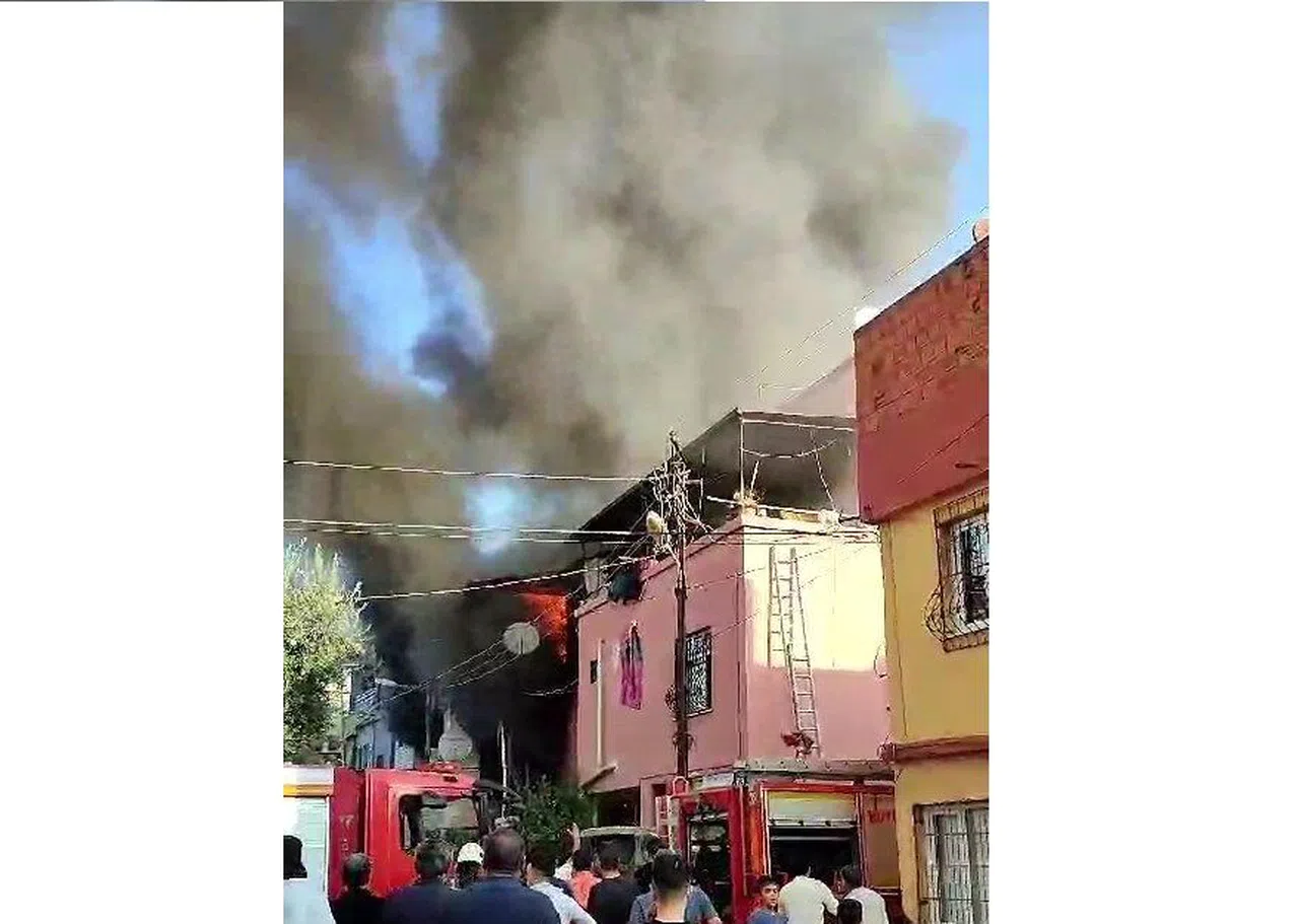 3 katlı müstakil ev yandı: 4 kişi dumandan etkilendi