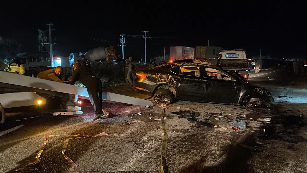 2 otomobil ve 1 traktörün karıştığı zincirleme kaza: 4 ölü, 3 yaralı