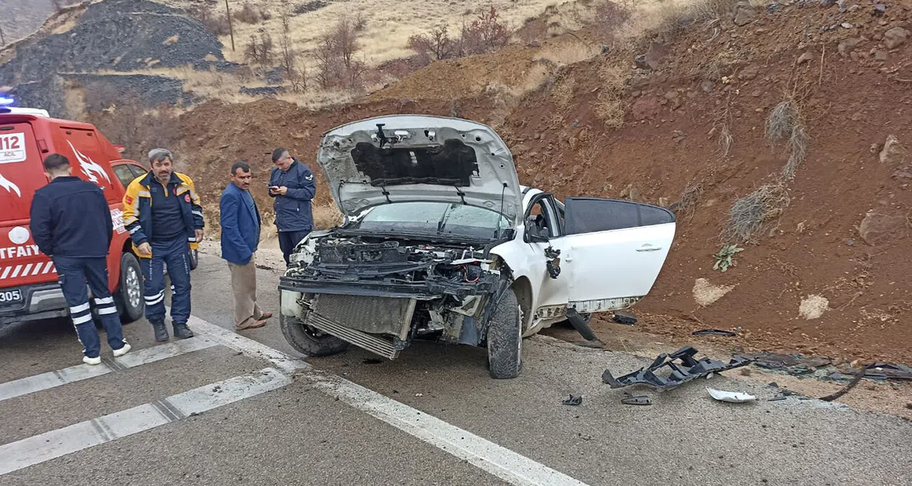 Kontrolden Çıkan Araç Devrildi: 6 Yaralı