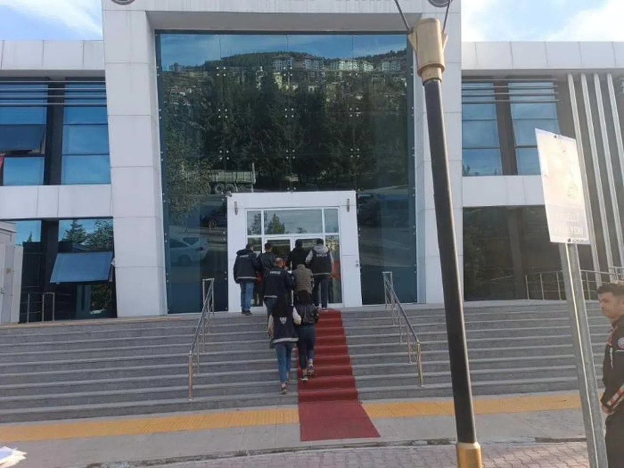 Araçta Ele Geçirilen Uyuşturucuya 2 Tutuklama