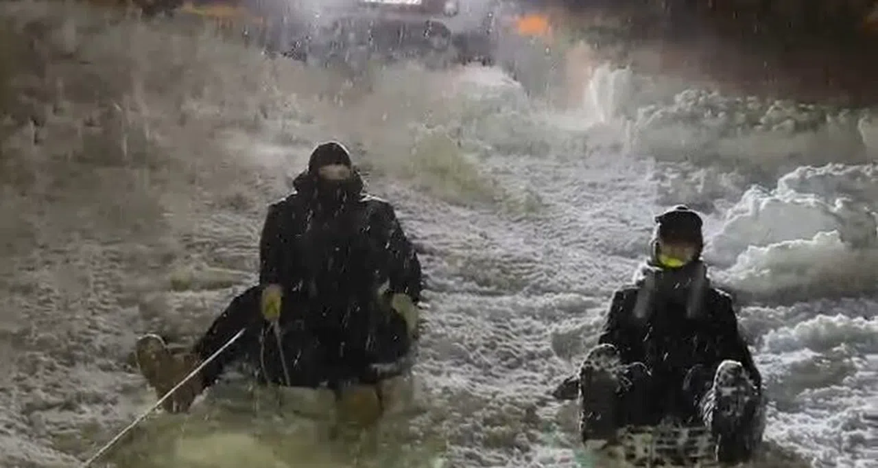 Karda İlginç Eğlence: Otomobile İp Bağlayıp Kaydılar