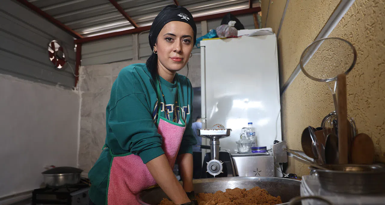 Eşini Depremde Kaybeden Annenin Yemek Kazanı Yetim Evlatlarının Geleceği İçin Kaynıyor