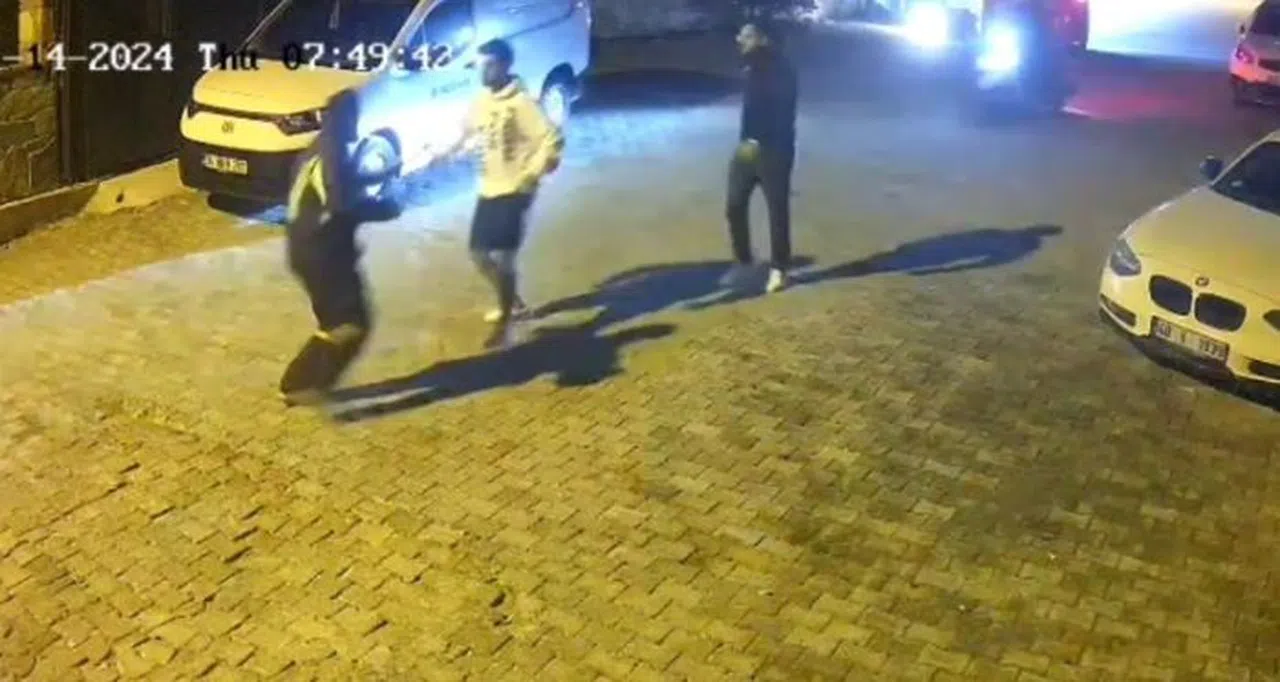 Otomobille Çarptılar Sonra Darp Ettiler