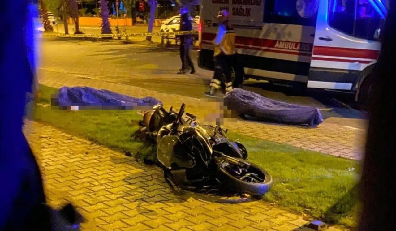 Motosiklet ağaca çarptı: 2 ölü