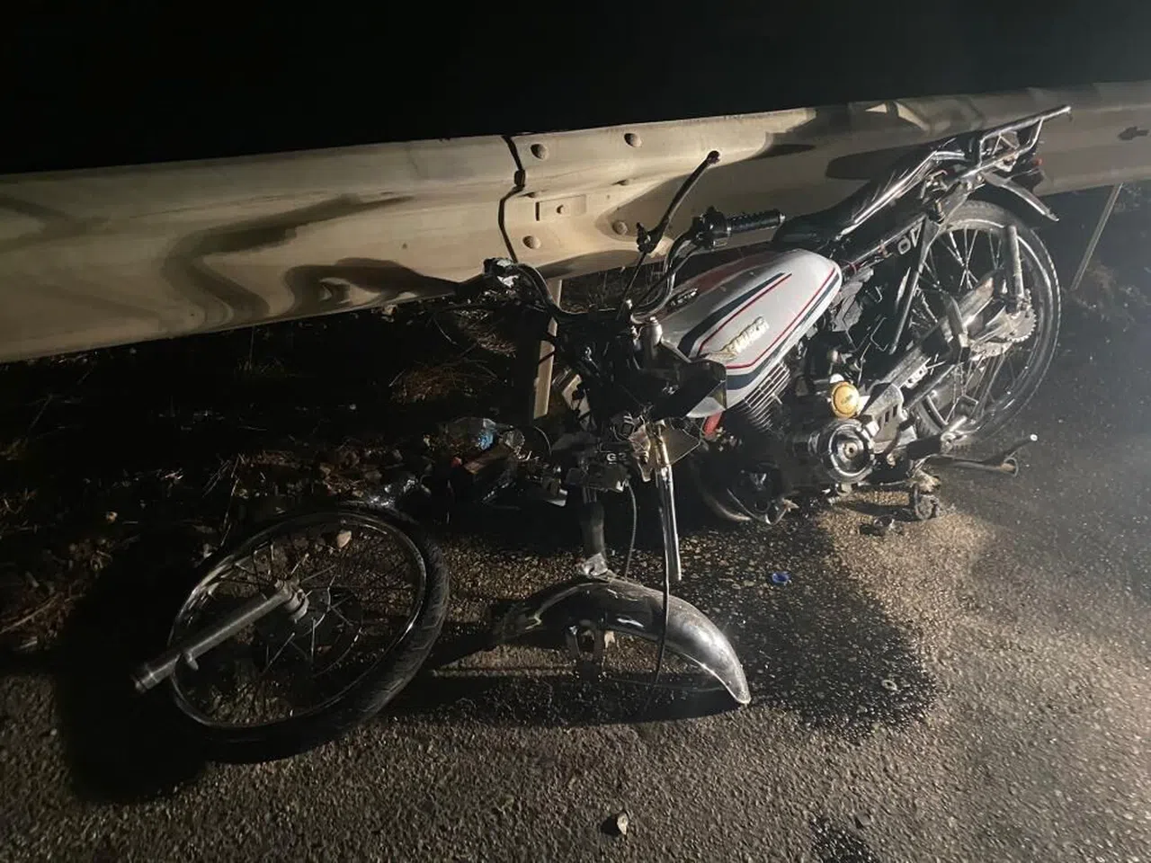 Karayolu ortasına bırakılan motosiklet kazaya sebep oldu