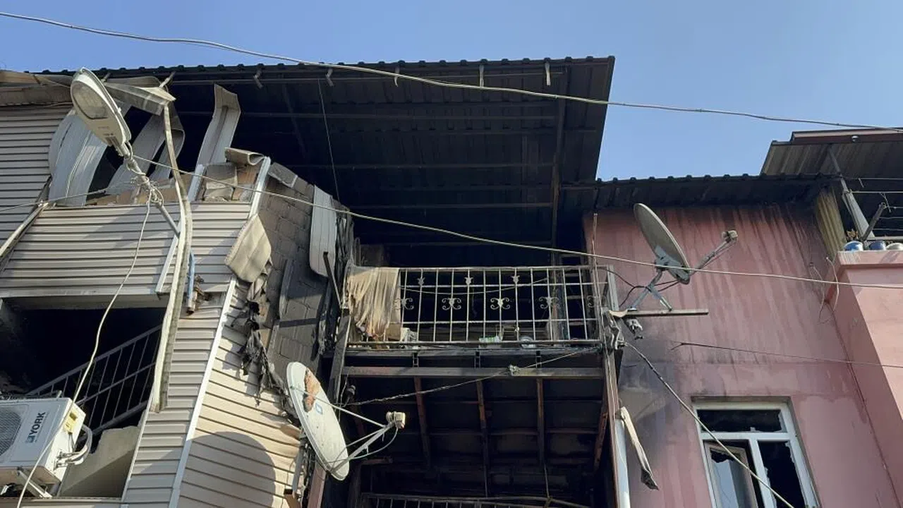 3 katlı müstakil ev yandı: 4 kişi dumandan etkilendi