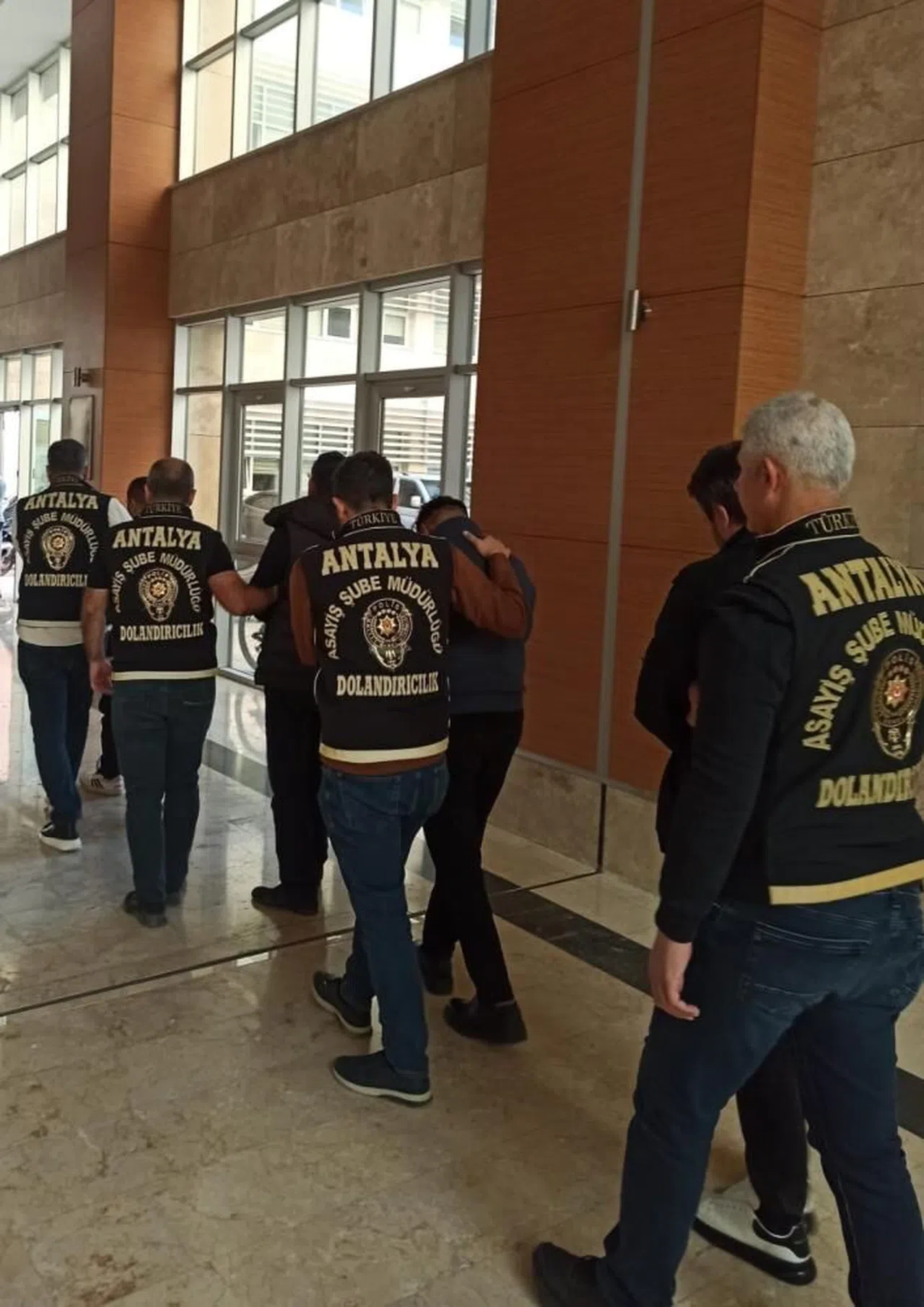 Kendilerini makam sahibi gibi gösterip işe alma vaadiyle vurgun yaptılar