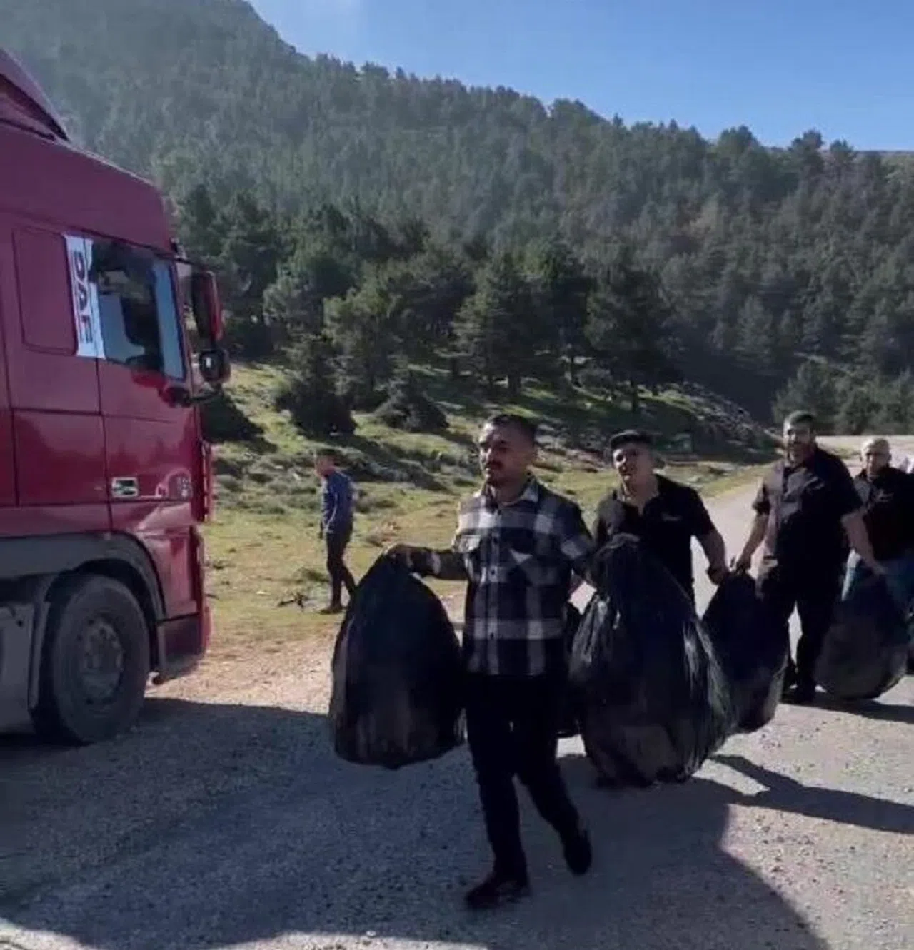 'Her Şeyi Devletten Beklemeyelim' Diyen Vatandaşlar 7 Saatte Bir Tır Dolusu Çöp Topladı